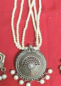 Elegant Pearl Necklace Set