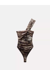 Chic One-Shoulder Leopard Print top