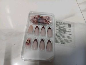 Savana New Flowers &amp; Gold Details Artificial Nails