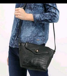 Chic Black Crocodile-Embossed Crossbody Bag