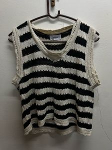 black and white sleeveless knit top s - m