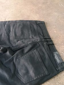 zipper  jeans.