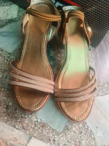 Elegant Gold 👠 heels