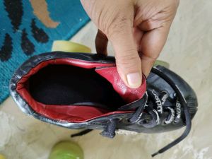 Jaspo Black Lace-Up skates