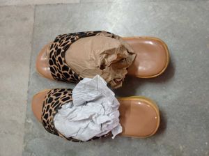 Stylish Giraffe Print Slides