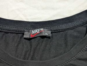 Nike Men's Black Graphic T-Shirt