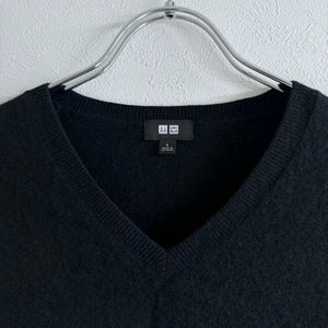 UNIQLO V-neck sweater