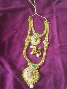 Exquisite Gold Tone Necklace &amp; Earring Set