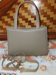 STRUCTURED HANDHELD BAG