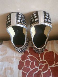 Embellished Juttis/Mojaris