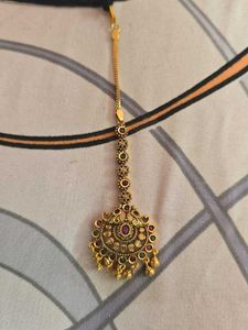 Elegant Gold-Tone Maang Tikka