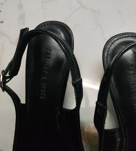 Elegant kitten heels 👠