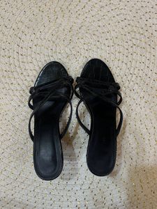 Shoexpress Black Textured Sandals