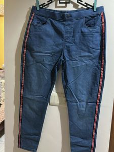 Skinny jeans with side stripes