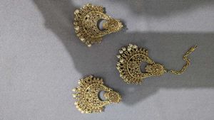 Golden Chandbali Earrings with Maang Tikka Set | P