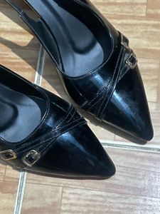 Chic Black Slingback Heels