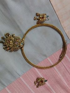 a neckleace with pair of earrings