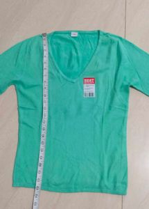 🆕✅BRAND NEW Stylish Green V-Neck Top✅🆕