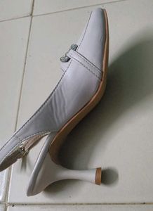 Elegant Slingback Heels with Crystal Embellishment
