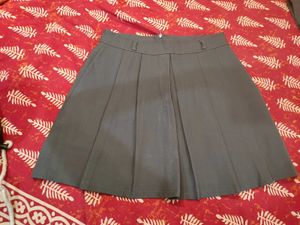 platted grey skirt