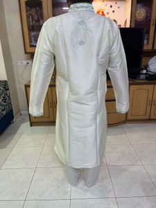 Men's Off-White Embroidered Kurta