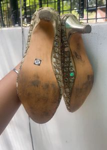 Embellished Gold Juttis