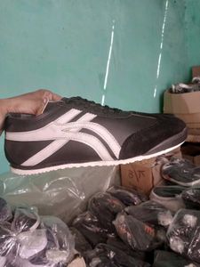 NEW NO USED CASUAL SNEAKERS SHOES FOR MEN.