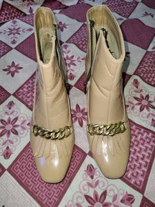 Stylish Beige Ankle Boots with Gold Chain