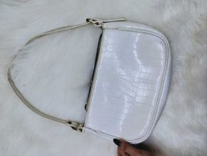Chic White Crocodile Texture Shoulder Bag