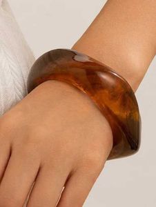 chunky resin bangle (freebie of crochet )