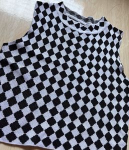 Chic Black &amp; White Patterned Top