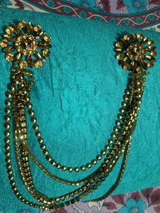 Exquisite Gold Brooch with Dangling Chains