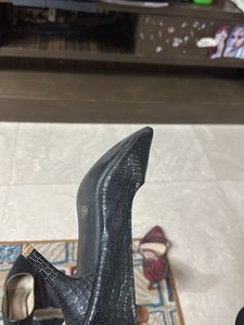 Chic Black Croc Embossed Flats