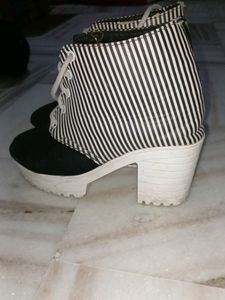 FREE DELIVERY HIGH HEELS BLACK N WHITE BOOTS