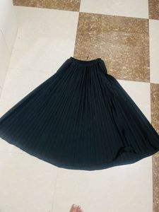 Elegant Black Pleated Midi skirt