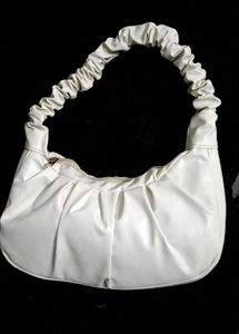 Stylish Cream Handbag with Gold Zipper