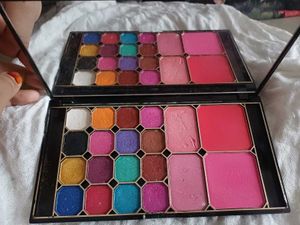 Vibrant Eyeshadow & Blush Palette