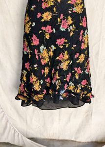 20116. BLACk floral skirt