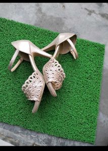 Pencil heel golden colour
