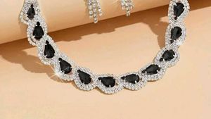 Sparkling Rhinestone Necklace &amp; Earrings Set