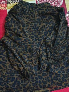 Chic Leopard Print Mock Neck Top