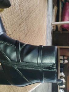 Chic Black Heeled Boots