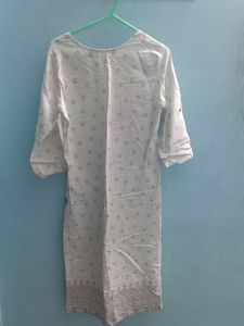 Avaasa White Kurthi