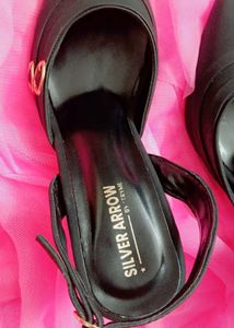 SOLID BLACK WITH GOLDEN WORK HEELS