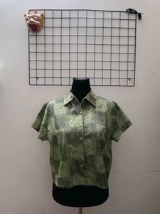 graphic shirt crop-top / green and black⁠*⁠.⁠✧
