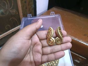 Golden Embellished Jewellery Set