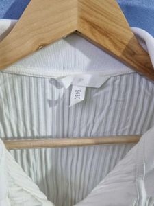 H&amp;M White Button-Up Crop Top