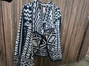 Stylish Black &amp; White Geometric Print Cardigan