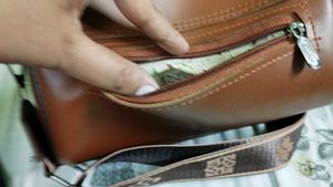 Brown Leather Crossbody Bag with Stylish Strap