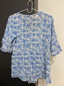 Chic Blue Floral Print V-Neck Top